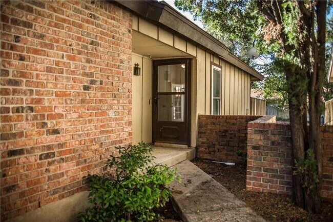 Building Photo - 1423 W Braker Ln