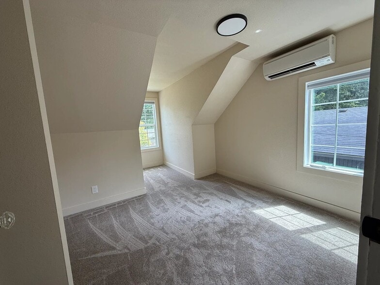Building Photo - 7870 SW West Slope Dr