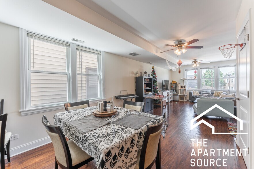 Primary Photo - 3047 N Kimball Ave