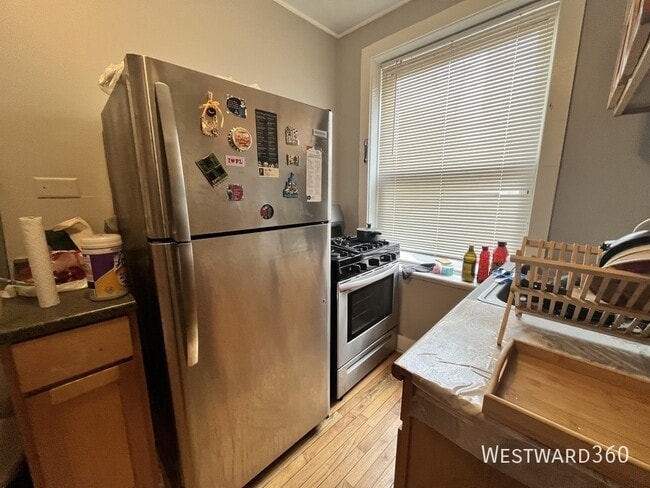 Building Photo - 1626 W Sherwin Ave