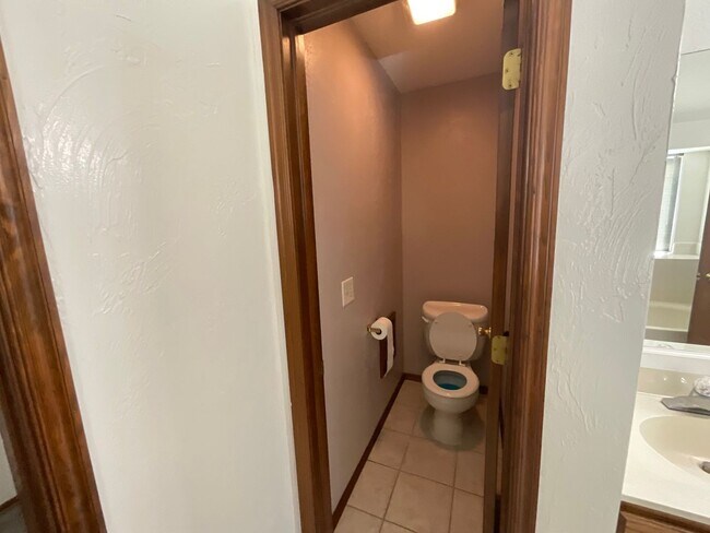 Building Photo - Spacious 3 bed, 2 bath, 2 living areas, 2 car garage