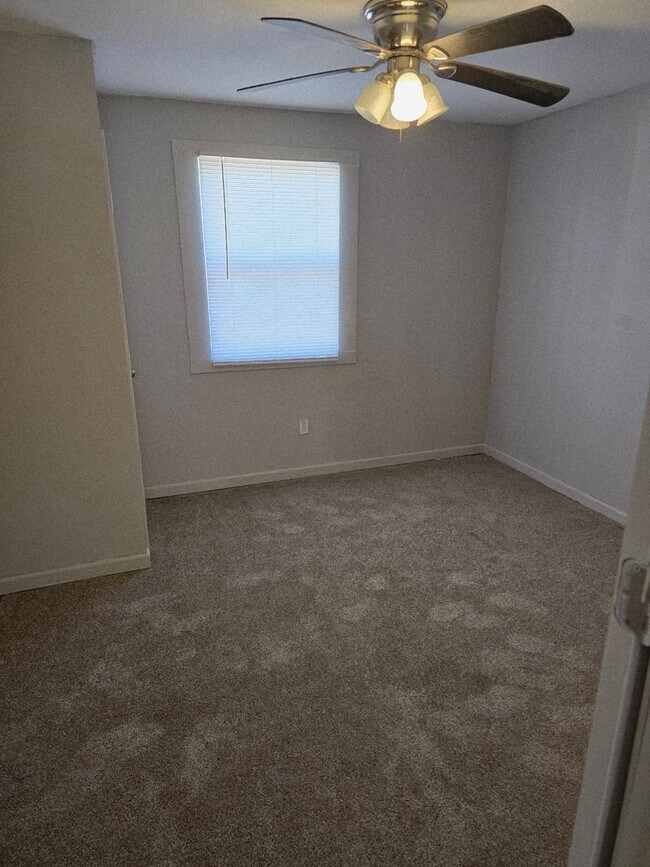 Building Photo - Newly updated cute 2bed/1bath