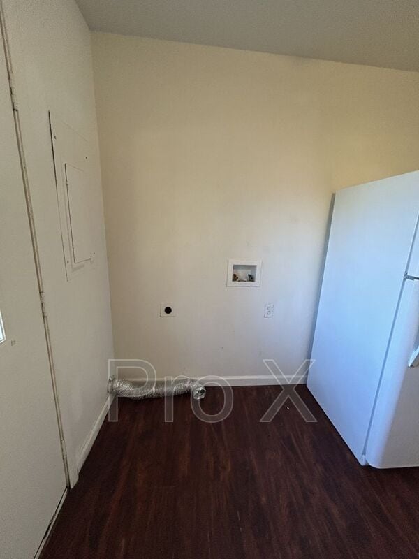 Building Photo - 1301 E 9th St