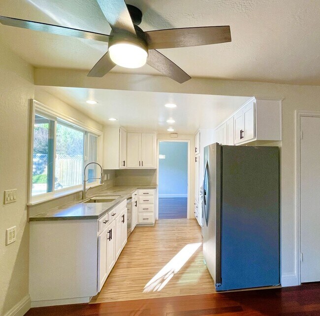 Building Photo - 58 Stanford Ct