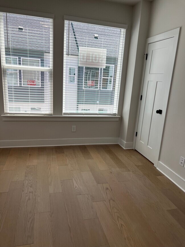 Bedroom2 - Next to Washer and Dryer Closet - 5032 York Park Ln