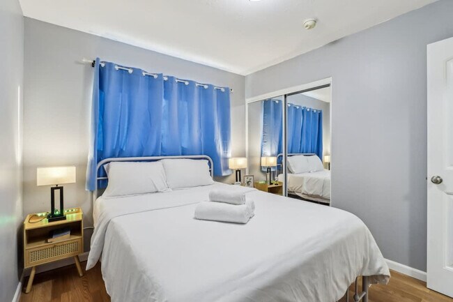 Building Photo - 609 Carlsbad St