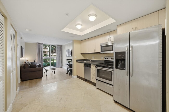 Building Photo - 2951 S Bayshore Dr