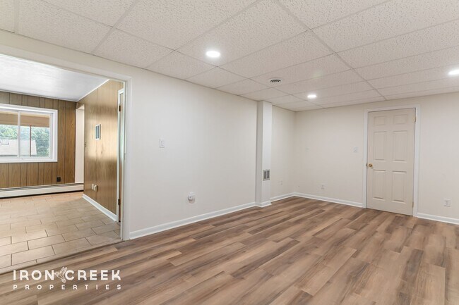Building Photo - Spacious West Asheville Home with Dual Kit...