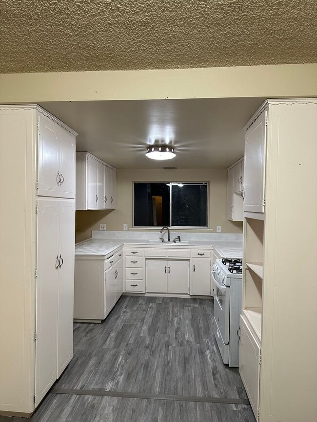 Building Photo - BARSTOW 3 bedroom 2 bath- 2 car garage HOME