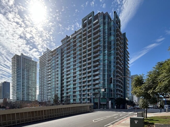 Building Photo - Gorgeous Studio W/ W/D, A/C, Balcony, Rooftop Deck, Gym, Jacuzzi with City views!!