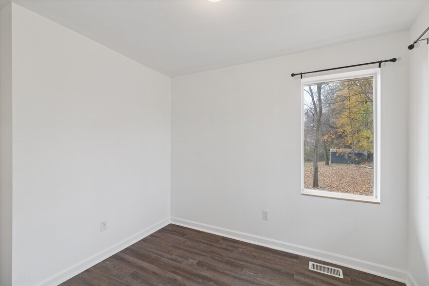 Building Photo - 671 W Clark Rd