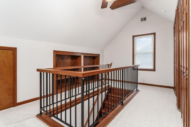 Building Photo - 884 S Chesterfield Rd
