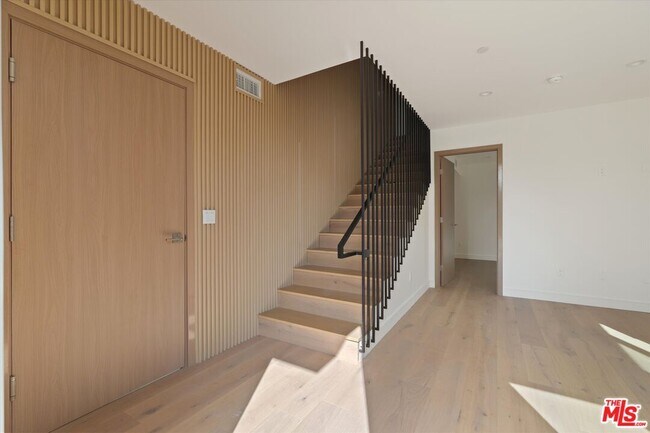 Building Photo - 15207 Morrison St