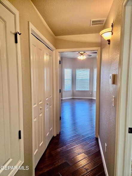 Building Photo - 6617 Cabana Del Sol Dr