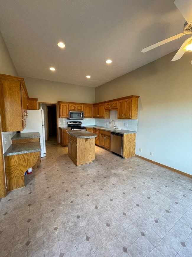 Building Photo - 17116 I St