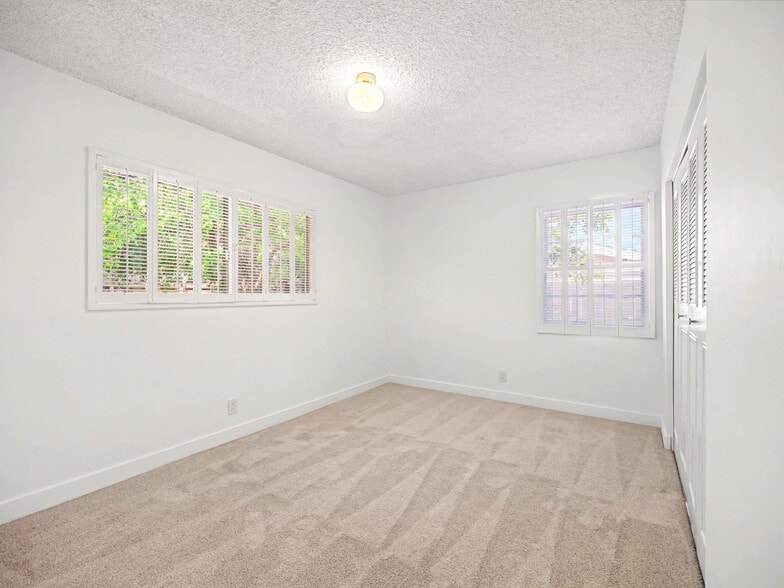 Building Photo - 4413 Canoga Dr