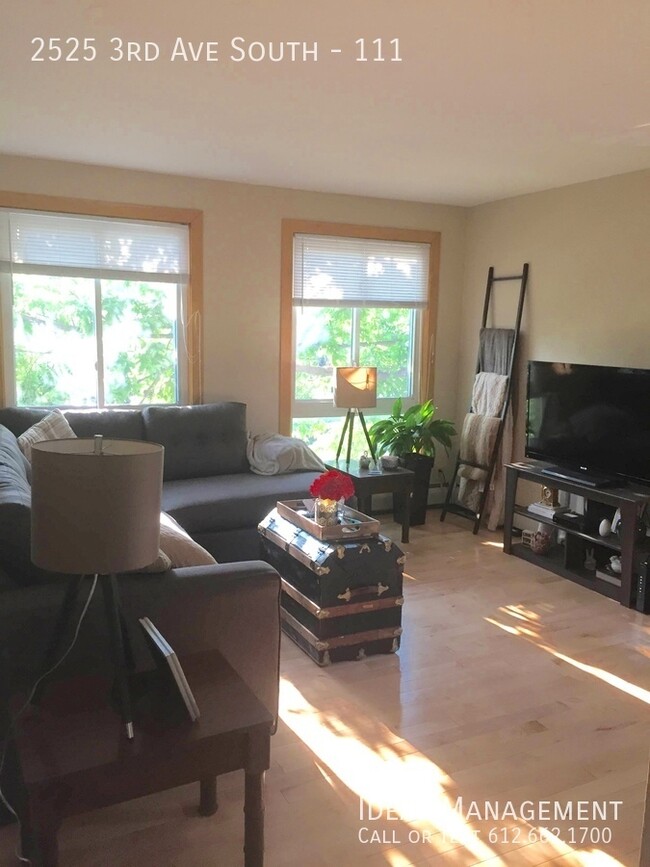 Building Photo - Spacious, Sun Filled 1 Bedroom Condo