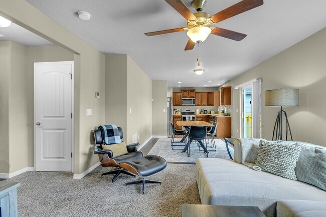 Building Photo - 6055 Meadowbank Ln