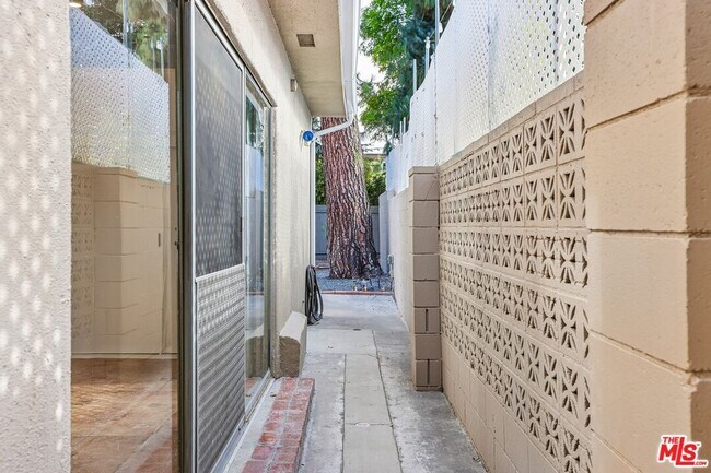 Building Photo - 6727 1/2 Orion Ave
