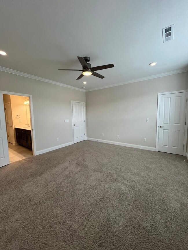 Building Photo - Beautiful 2-Bedroom Townhome with Modern C...