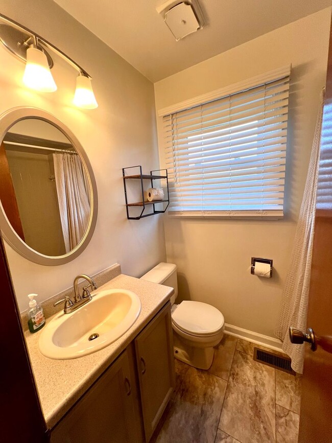 Building Photo - Apple Hill Community - 3 Bedroom 2 Bathroom - Beautiful Home for Rent!