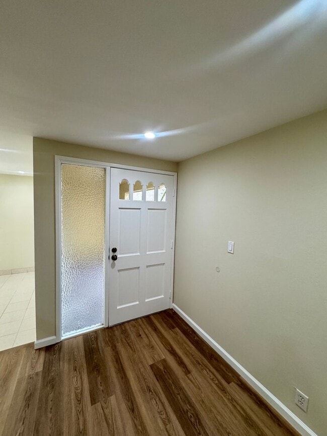 Building Photo - Nice Two-Story Unit with Attached Garage a...
