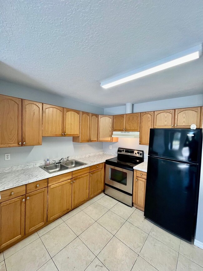 Building Photo - Conveniently Located 3BR/1BA Dade City Triplex NO APPLICATION FEE!