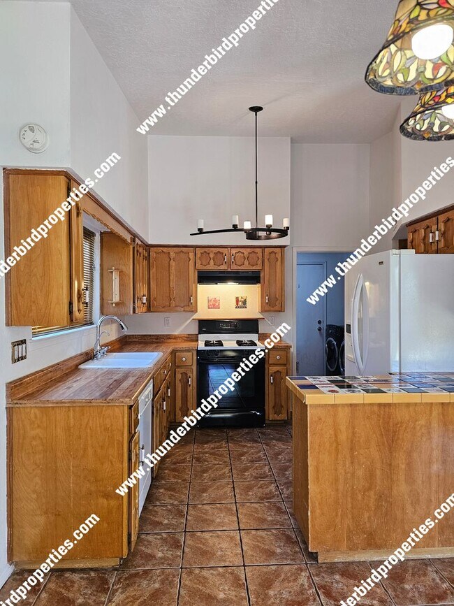 Building Photo - 3 bedroom, 2 baths  with great backyard oa...