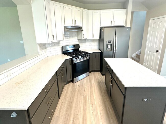 Building Photo - Stunning 4-Bedroom Home in the Desirable S...