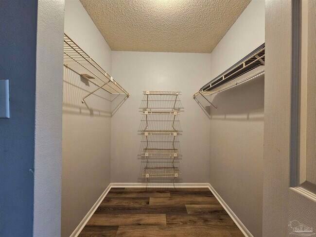 Building Photo - 6288 Hamilton Bridge Rd