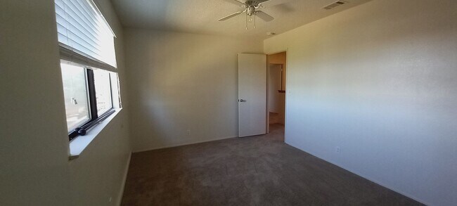 Building Photo - Got Room? - Paradise Valley Home Is Expansive!