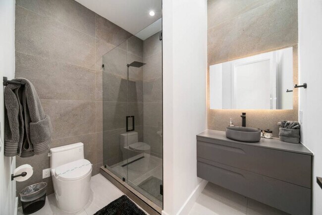 Building Photo - 601 NE 16th Ave