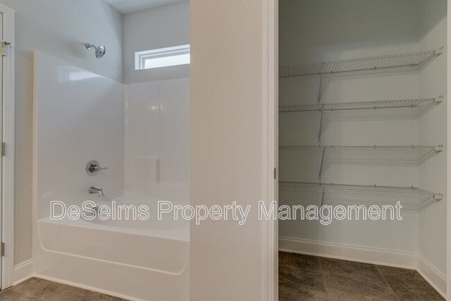 Building Photo - 139 Crabourne Dr