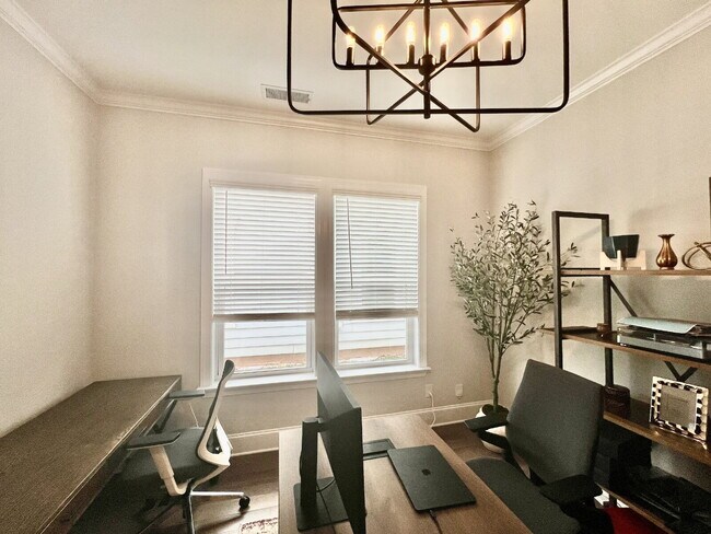 Building Photo - LUXURY TOWNHOME near Southend
