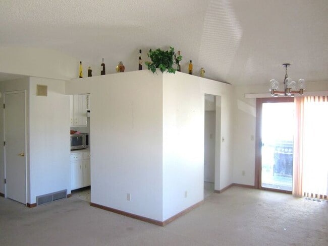 Building Photo - 3 Bedroom, 2 Bath Bi-Level Home with 2 car...