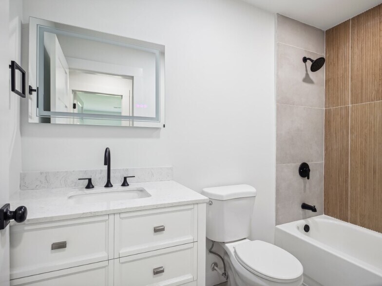 Building Photo - 310 Lilac Dr