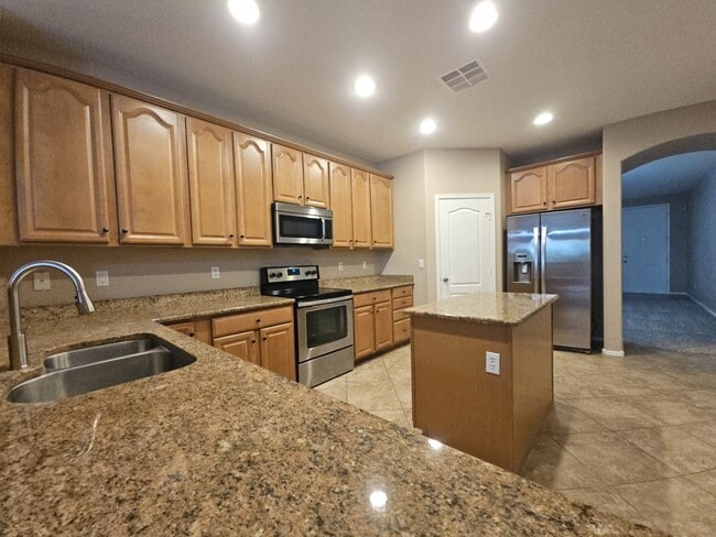Building Photo - 906 E Pasture Canyon Dr