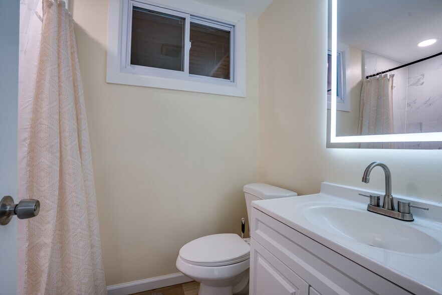 Building Photo - 14220 Fallbrook Ln