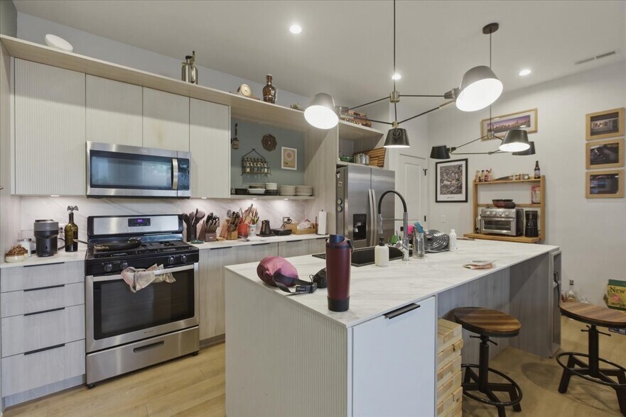 Building Photo - 4177 W Belmont Ave