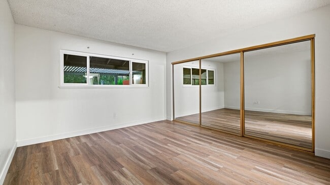 Building Photo - Spacious 3-Bedroom End Unit with Golf Cour...