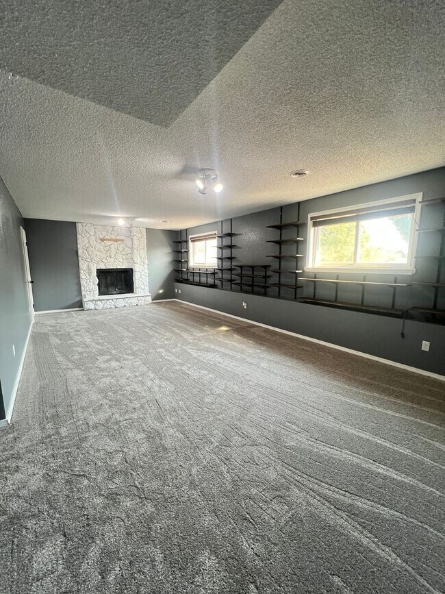 Building Photo - Beautiful 4 Bedroom Home!