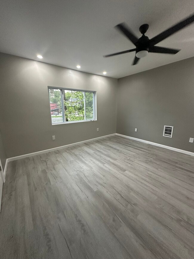 Building Photo - 214 N Aiken Ave