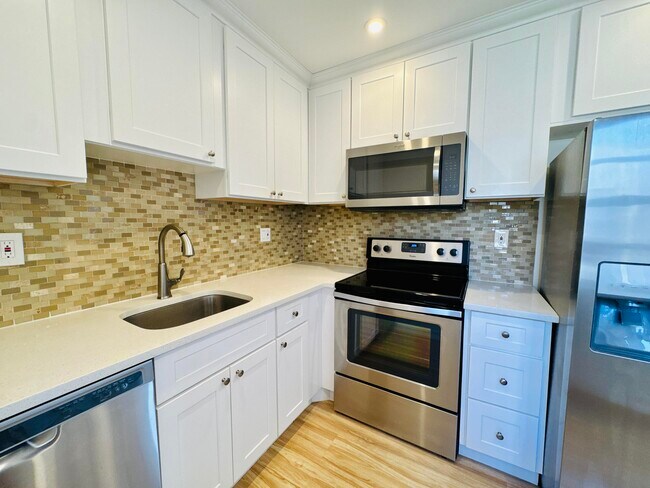 Building Photo - 230 Normandy Ln