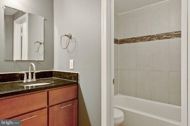 Building Photo - 4463 Pembrook Village Dr