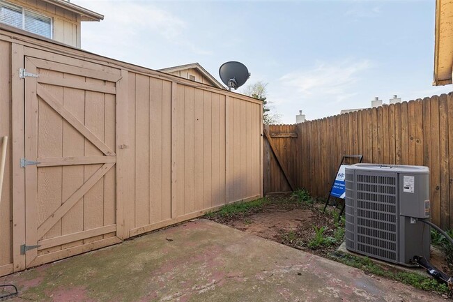 Building Photo - 9605 Hefner Village Blvd