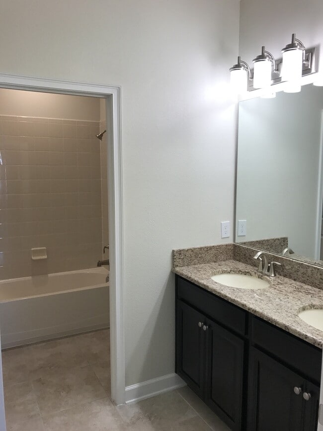 Building Photo - Large 4/3 Lake Front Executive Home with 3...