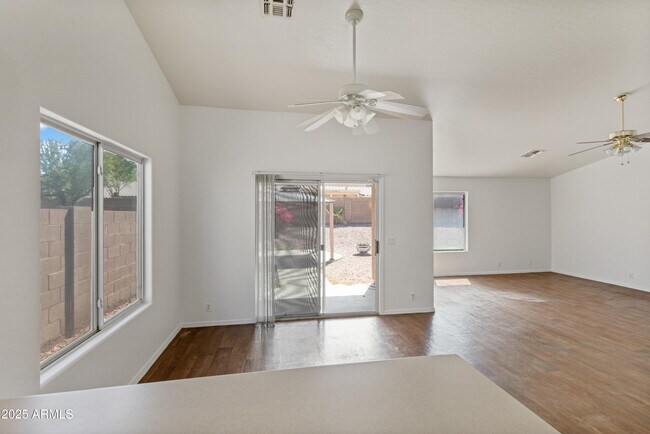 Building Photo - 909 E Harwell Rd