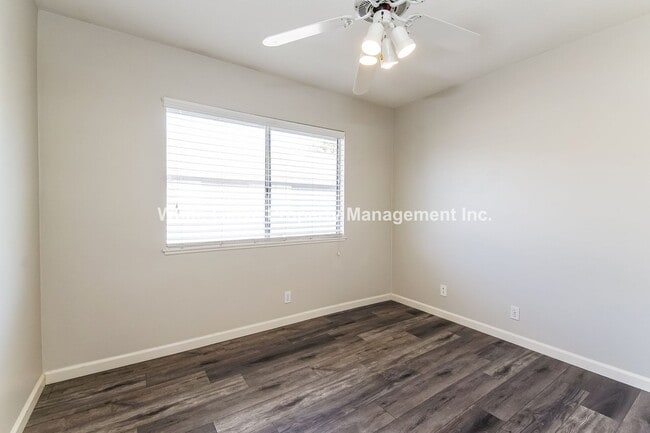 Building Photo - Updated Upstairs Condo with Garage in Desirable Walnut Neighborhood