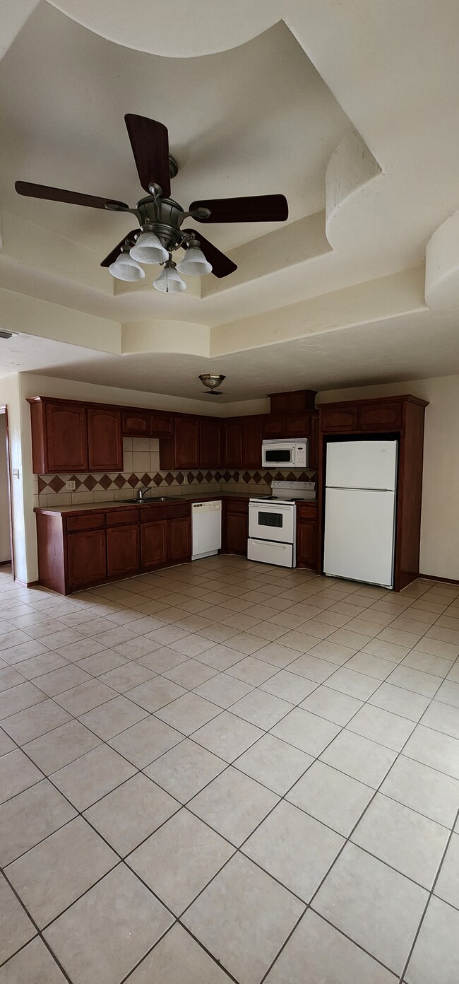 Kitchen - 2000 Circle Dr