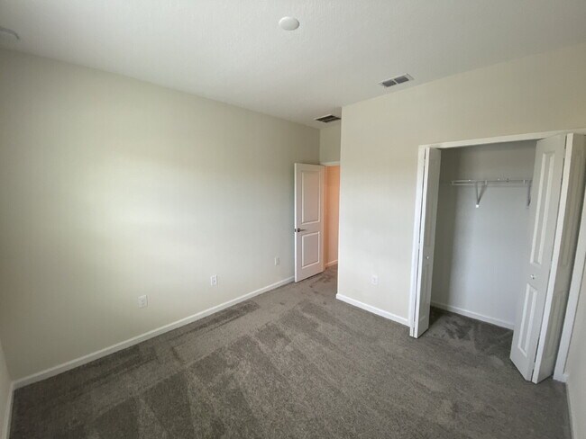 Building Photo - "Charming 3-Bedroom Oasis with 2.5 Baths i...